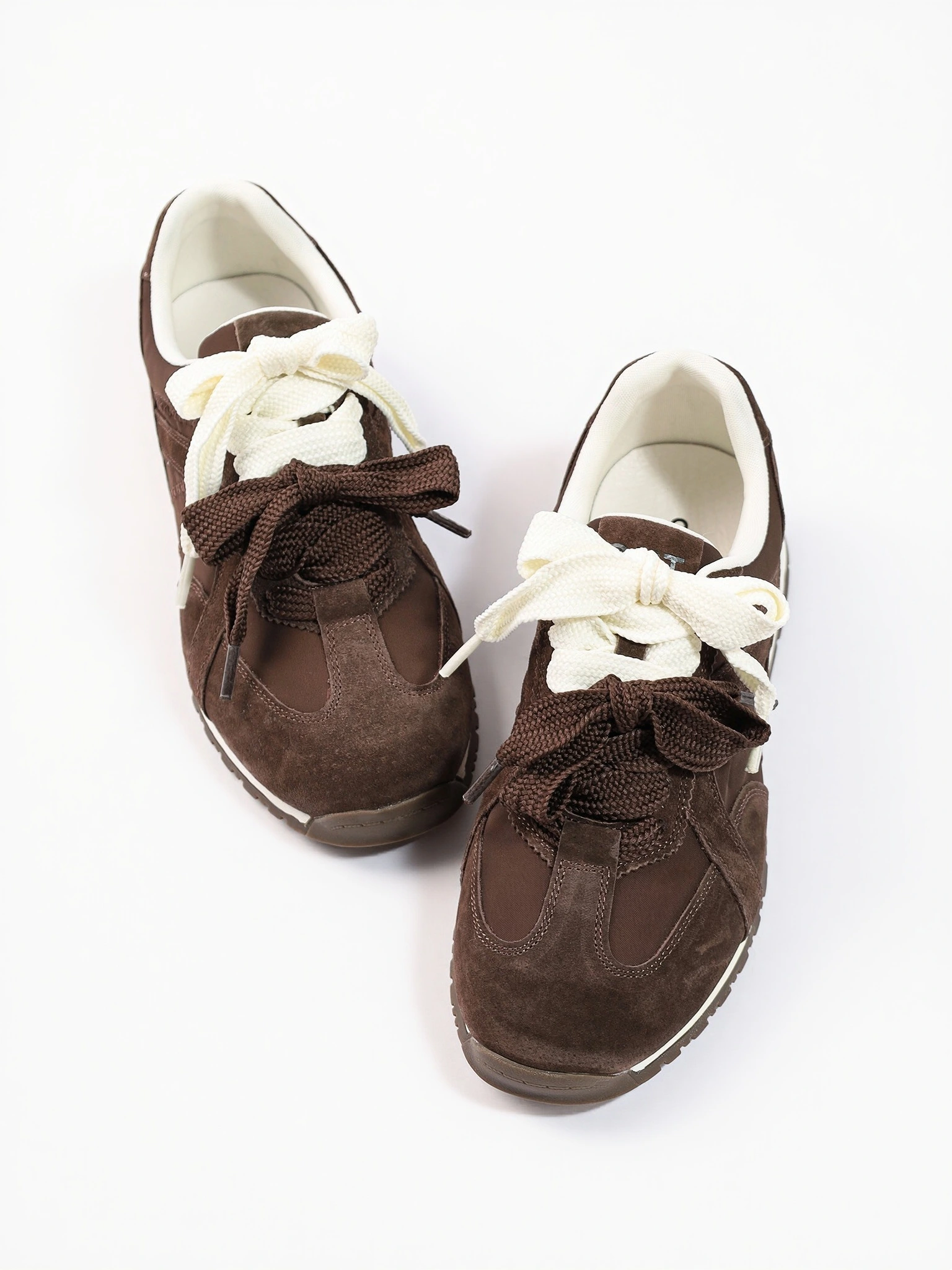 Кроссовки комбинированные темно-коричневого цвета на низкой подошве